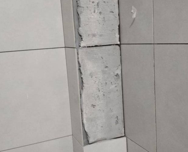 江门瓷砖空鼓维修公司分享下瓷砖施工前基层浇水润湿程度不足，可能导致以下问题